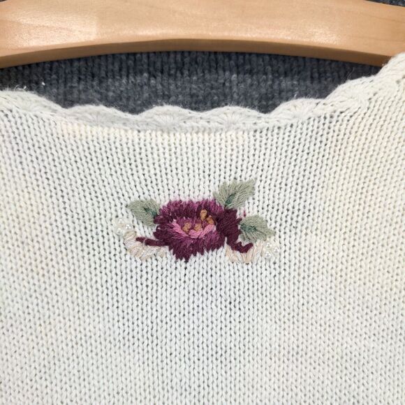 Capacity Woman Knit Pullover Sweater Size 2X White Embroidered Floral 1/4 Button - Picture 11 of 12